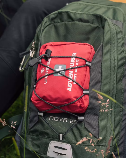 Apteczka Lifesystems Adventurer – w użyciu podczas wyprawy plecak