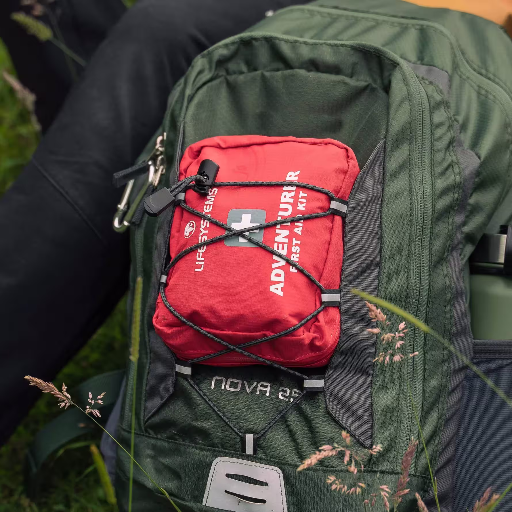 Apteczka Lifesystems Adventurer – w użyciu podczas wyprawy plecak