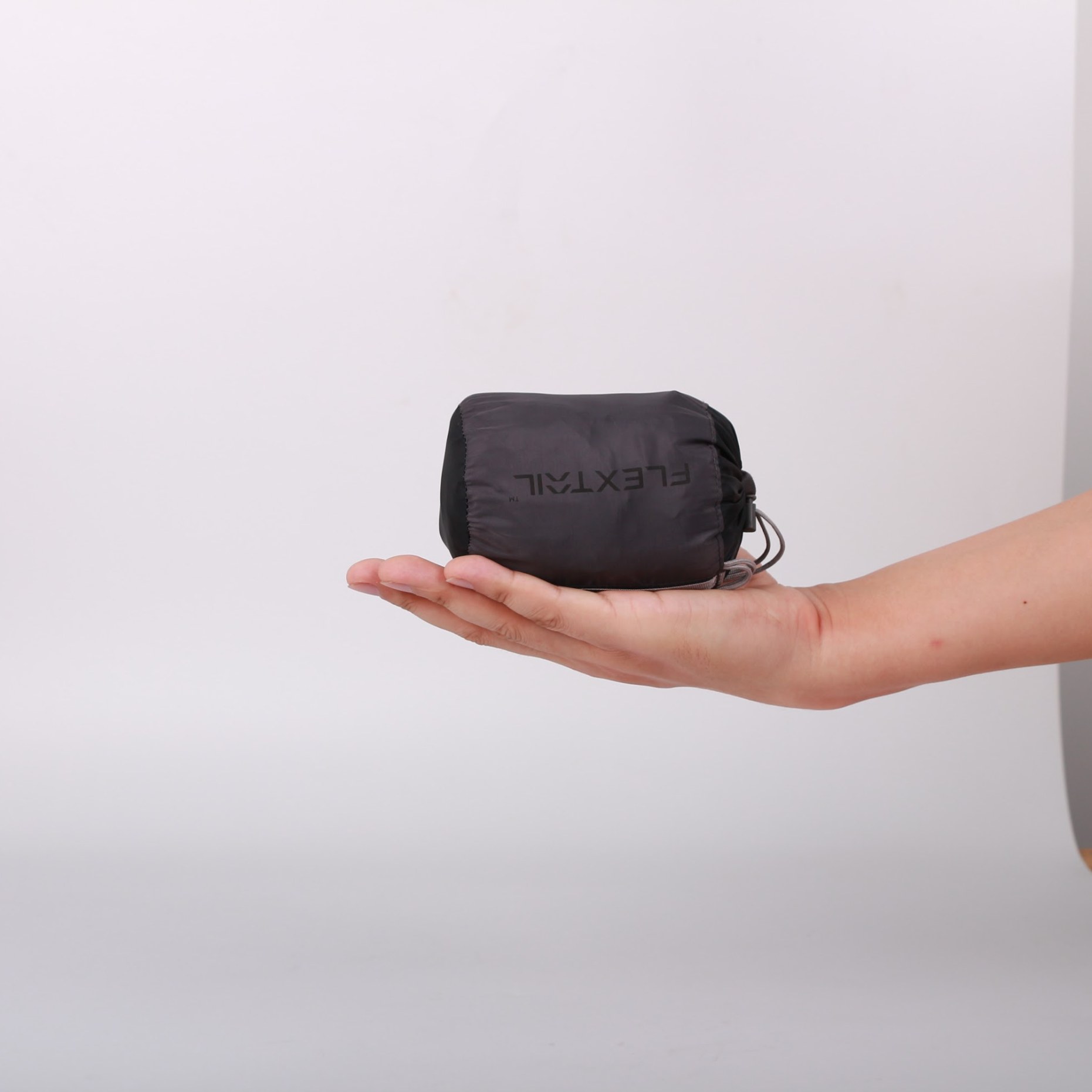 Poduszka Flextail Zero Pillow SE – po złożeniu w dłoni