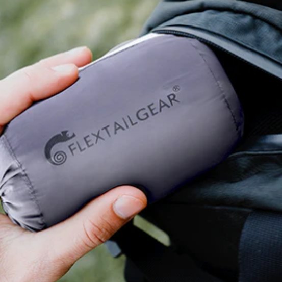 Poduszka turystyczna Flextail Zero Pillow – po spakowaniu w dłoni