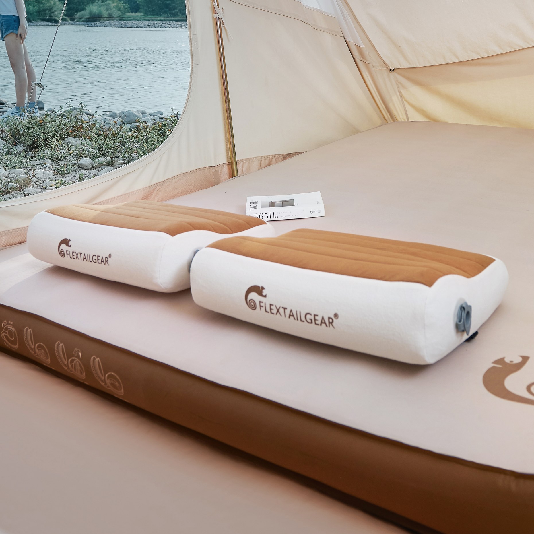 Poduszka turystyczna Flextail Zero Pillow – dwie poduszki na łóżku