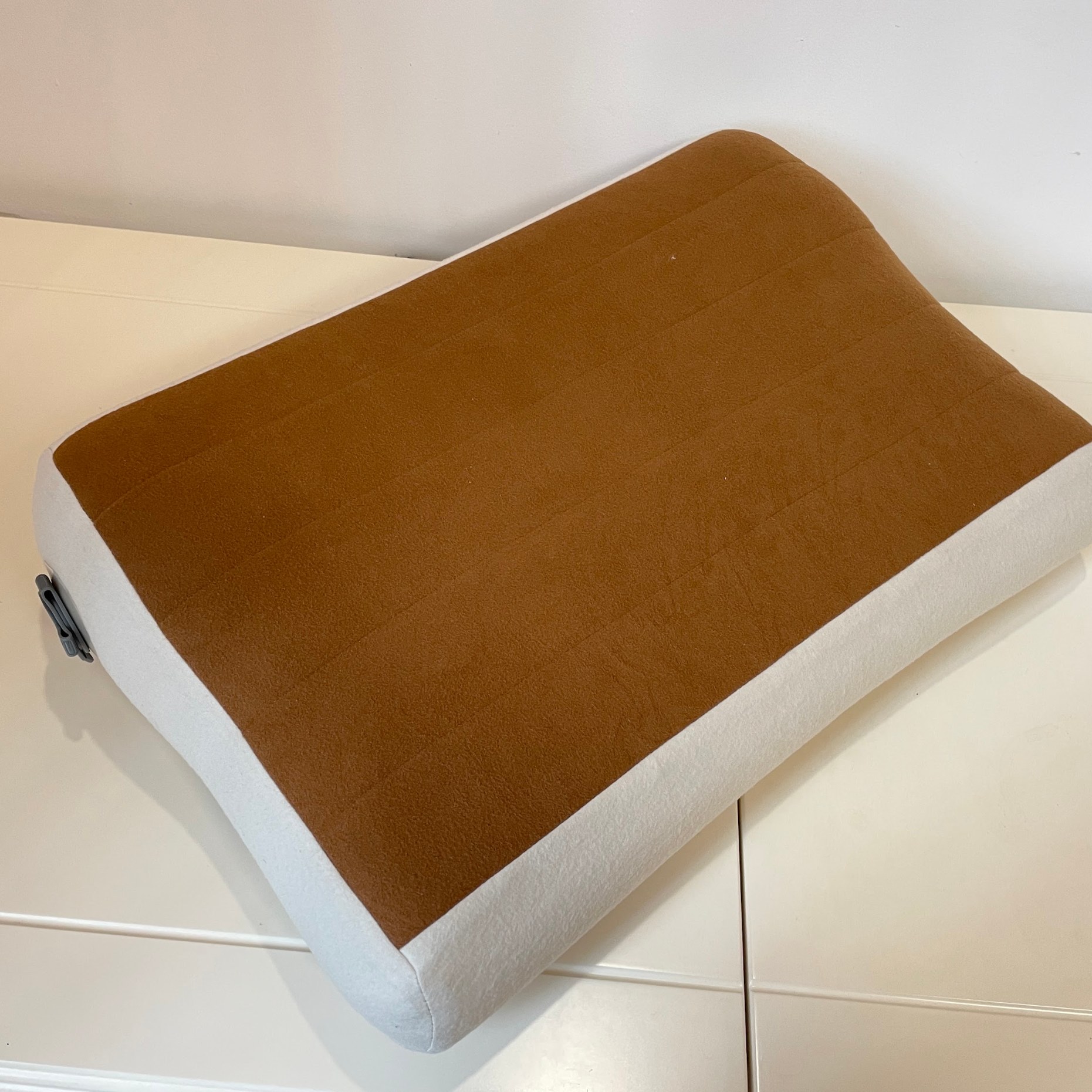 Poduszka turystyczna Flextail Zero Pillow brązowa – na łóżku