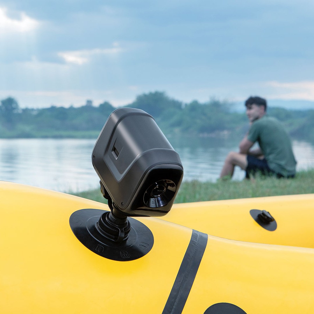 Pompka do pontonu Flextail Max Boat Pump – na pontonie nad jeziorem