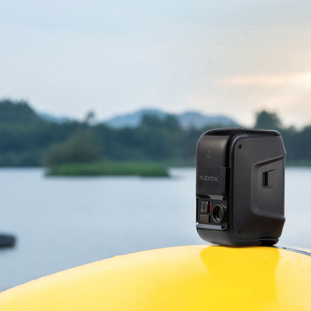 Pompka do pontonu Flextail Max Boat Pump – na pontonie przy brzegu