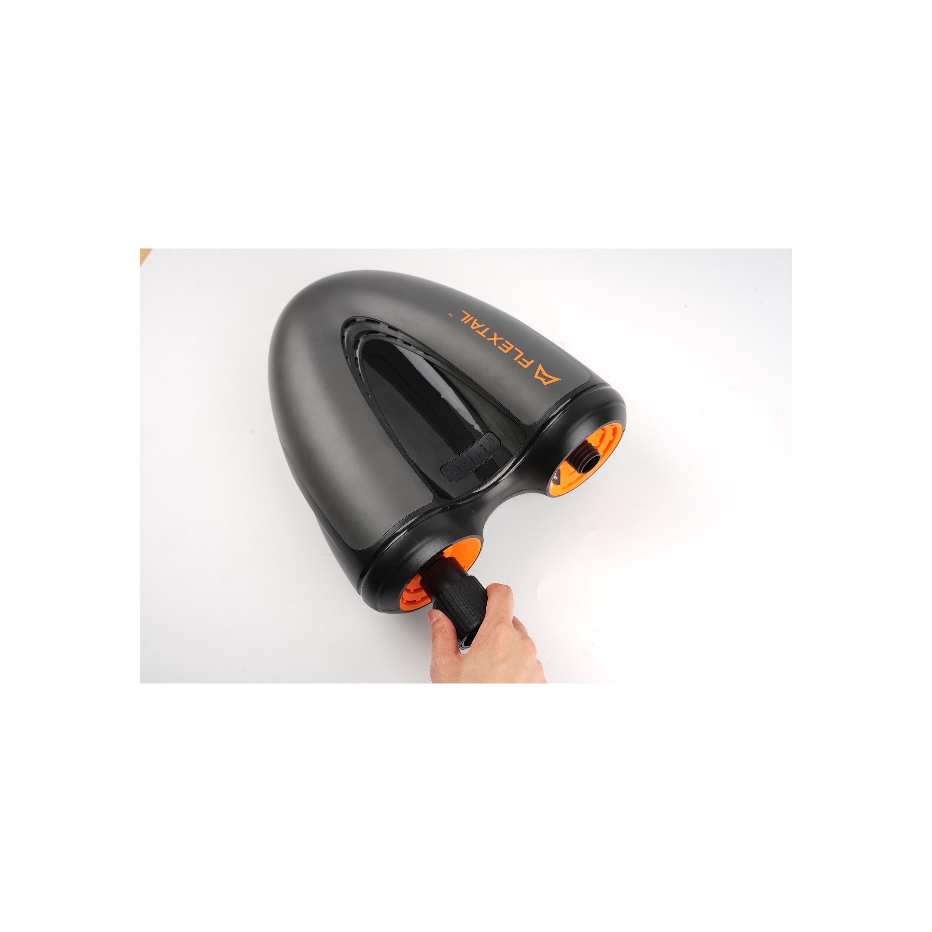 Pompka do SUP Flextail Evo SUP Pump Pro – w dłoni