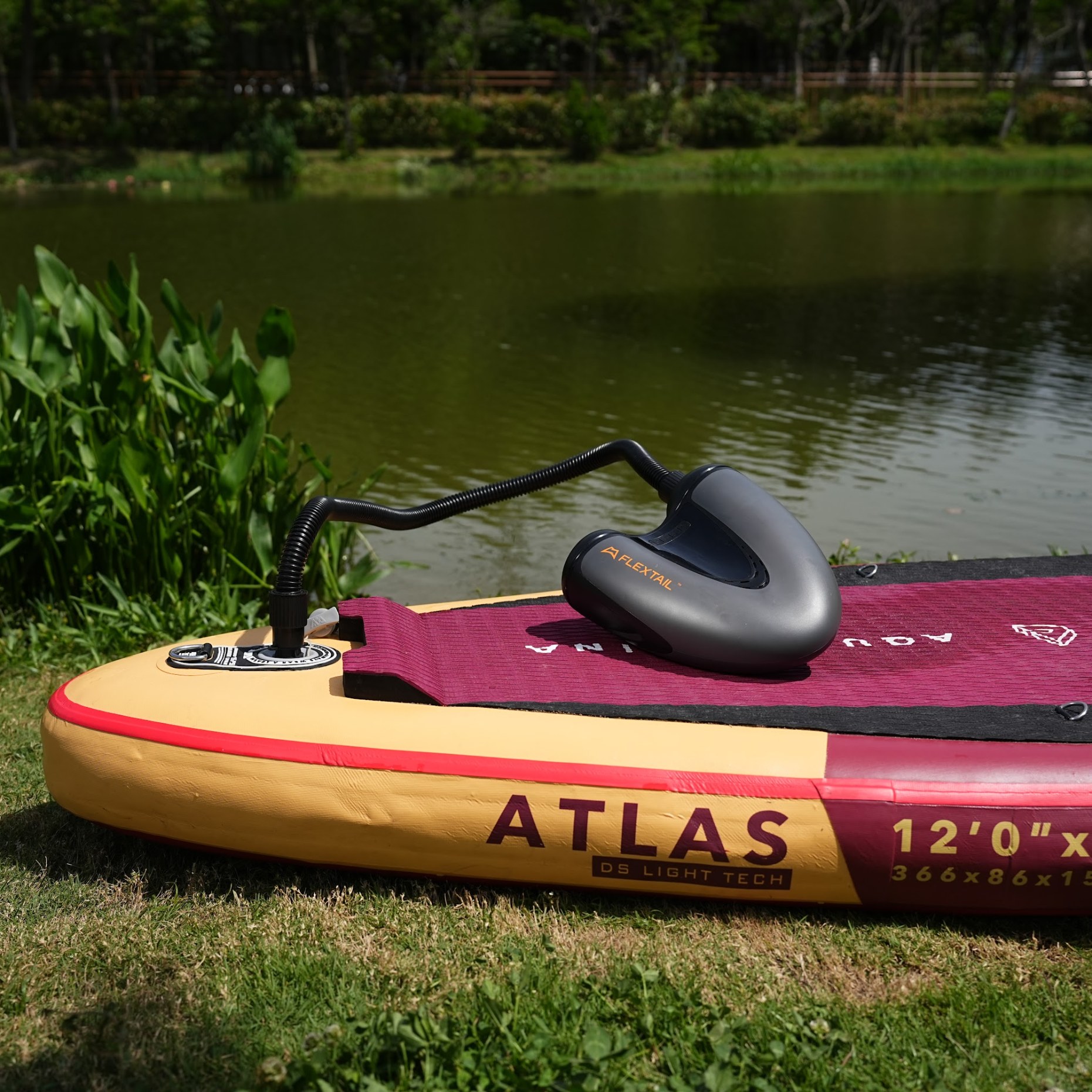 Pompka do SUP Flextail Evo SUP Pump Pro – na desce SUP nad wodą