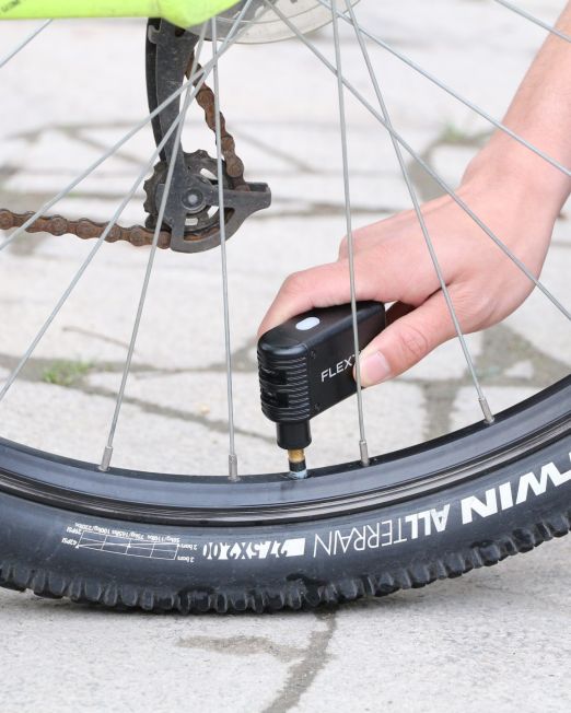 Pompka rowerowa Flextail Tiny Bike Pump – pompowanie koła roweru