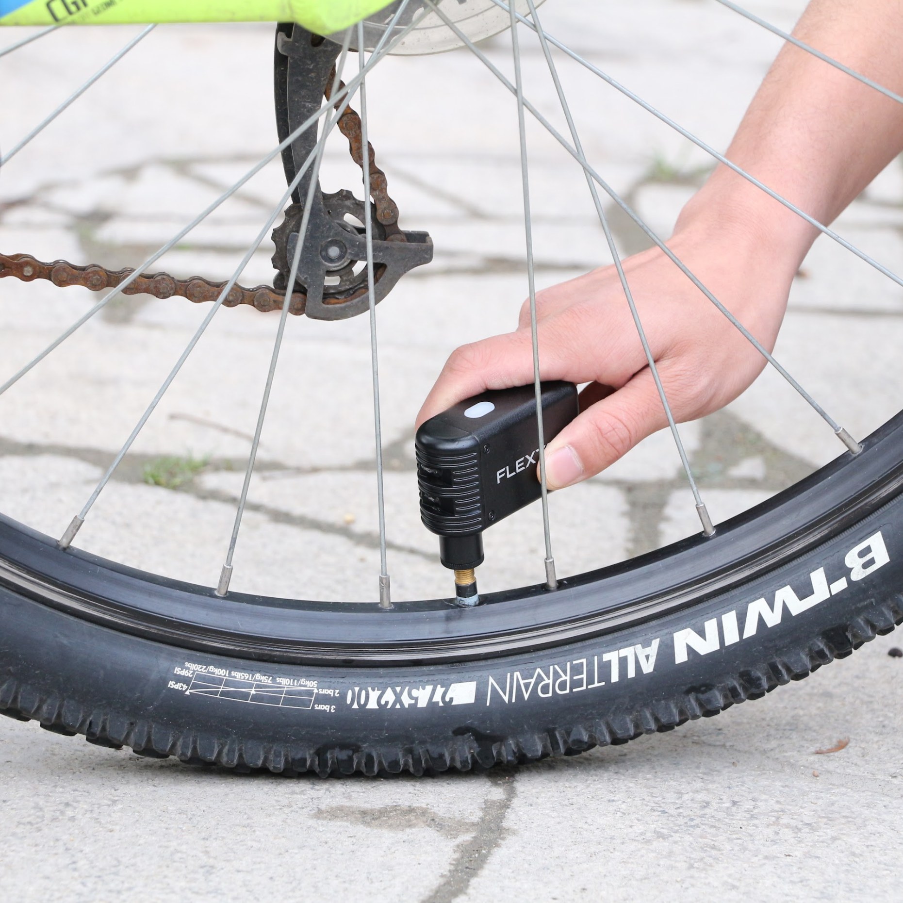 Pompka rowerowa Flextail Tiny Bike Pump – pompowanie koła roweru
