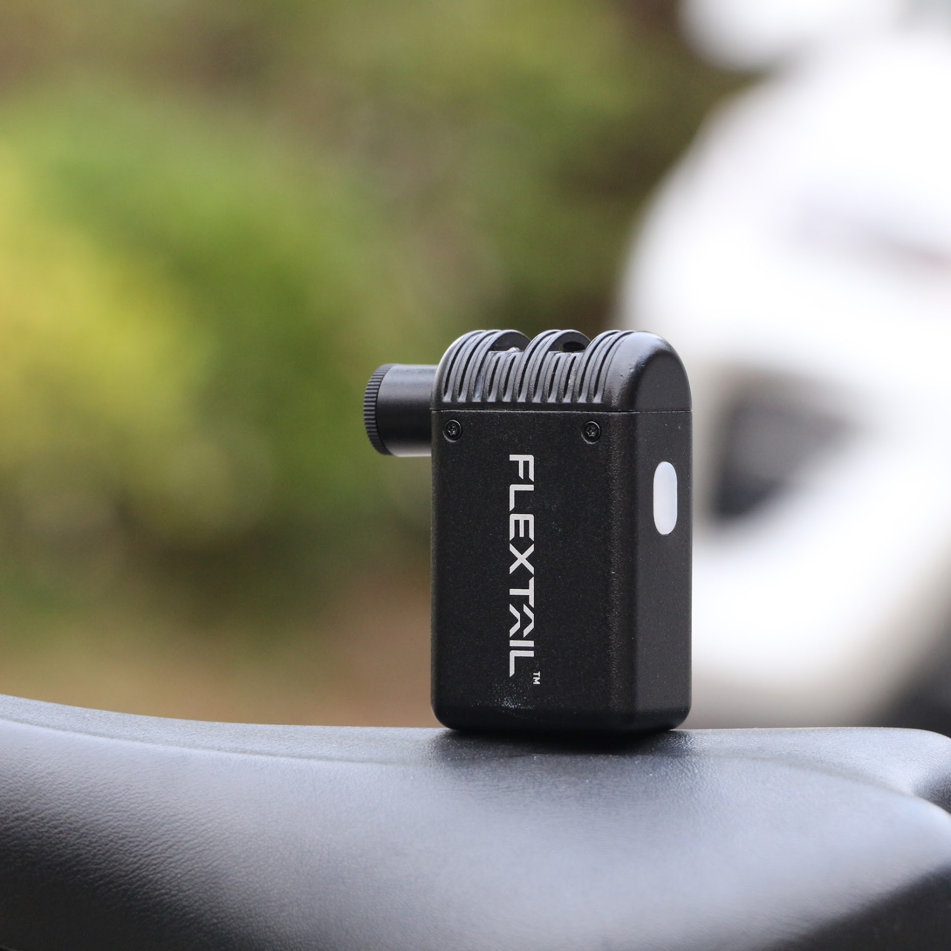 Pompka rowerowa Flextail Tiny Bike Pump – na siodełku roweru
