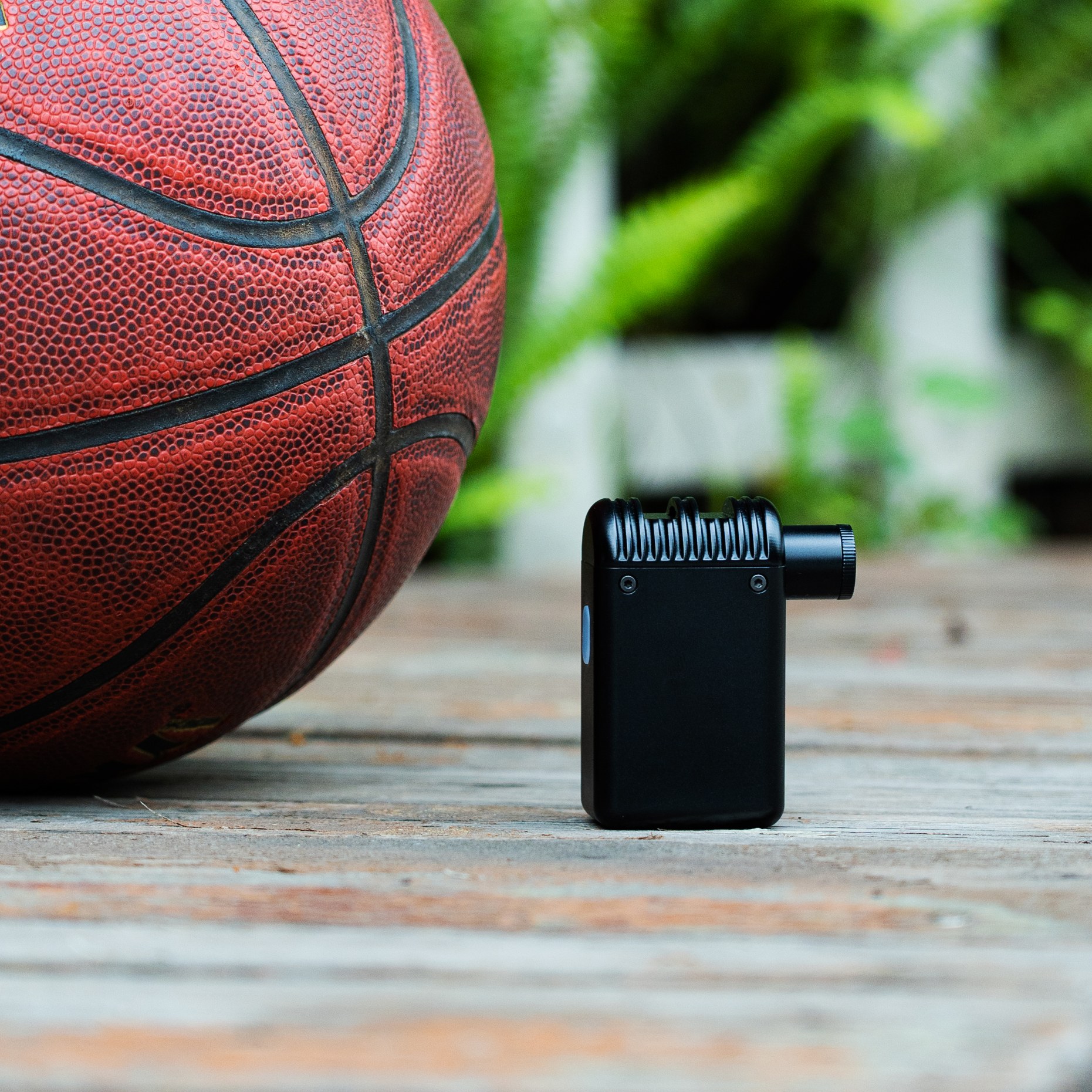 Pompka rowerowa Flextail Tiny Bike Pump – obok piłki