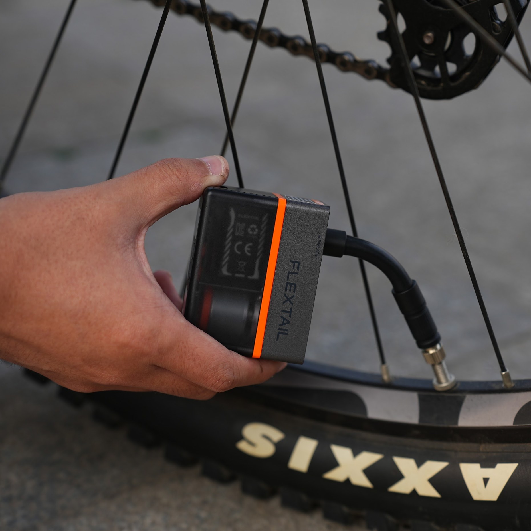 Pompka rowerowa Flextail Tiny Tire Pump ACS – pompowanie opony