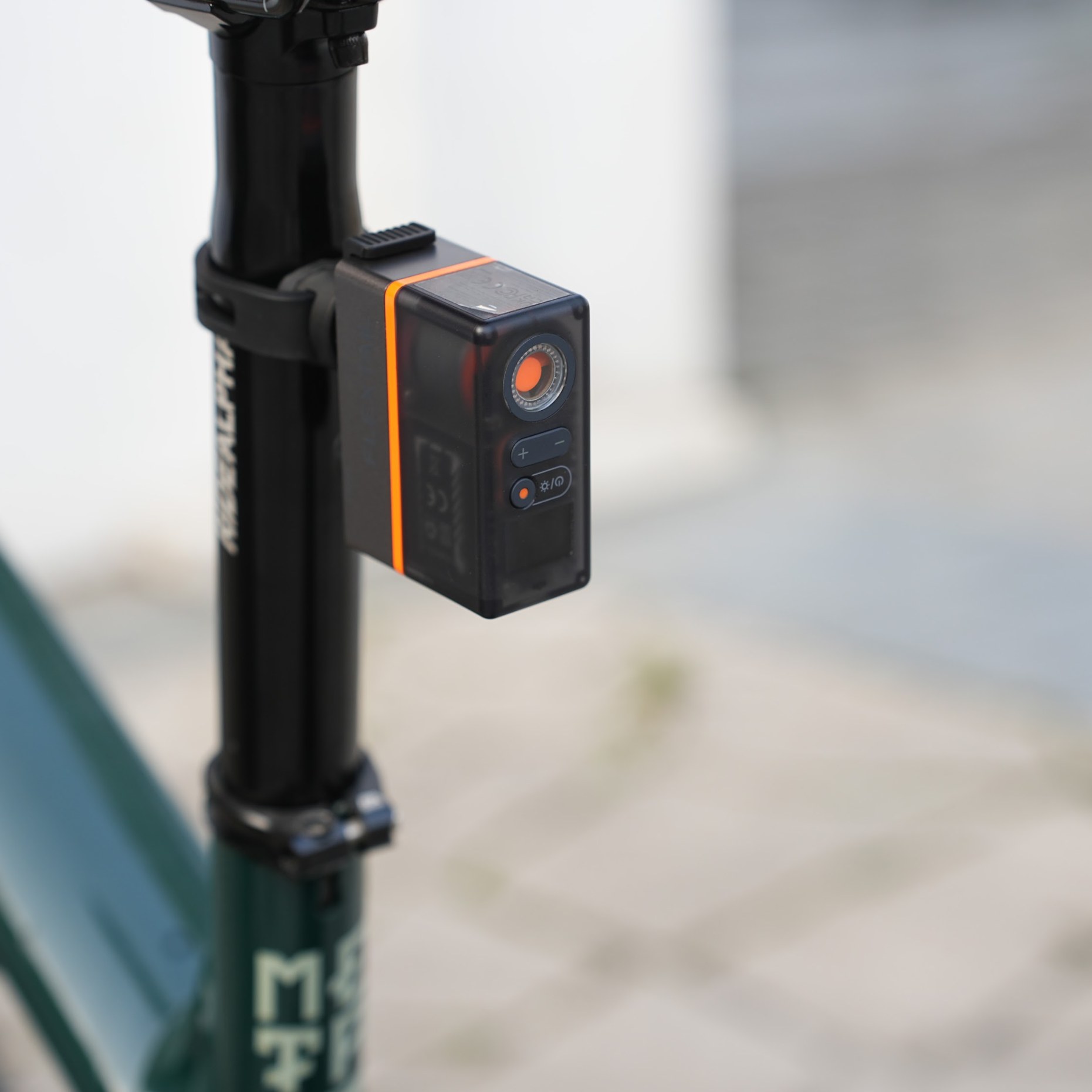 Pompka rowerowa Flextail Tiny Tire Pump ACS – światło tylne na rowerze