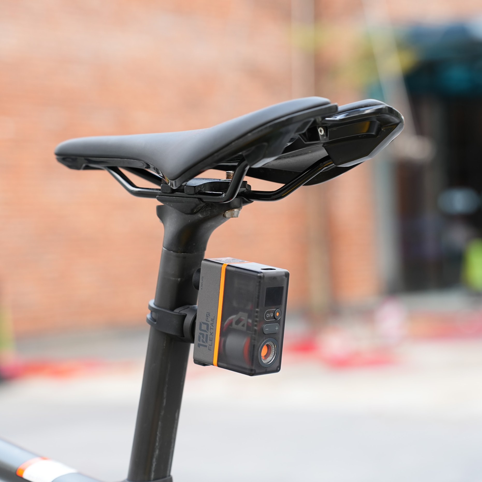 Pompka rowerowa Flextail Tiny Tire Pump ACS – pod siodełkiem