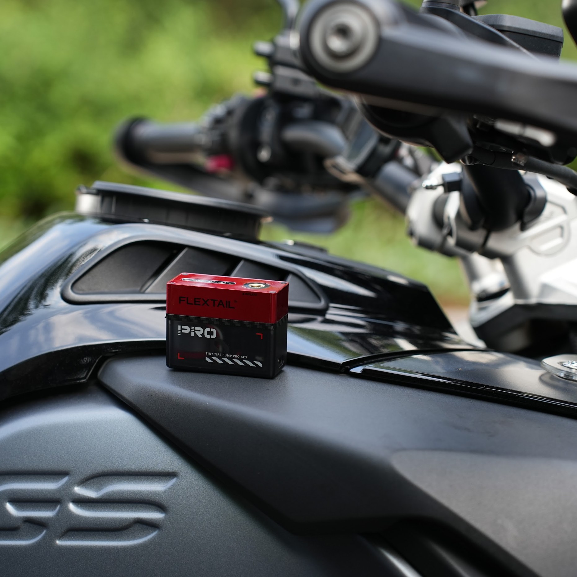 Pompka rowerowa Flextail Tiny Tire Pump ACS – przy motocyklu